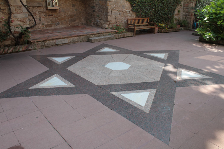 רצפת המוזיאון היהודי בג'ירונה (צילום: עמרי גלפרין)