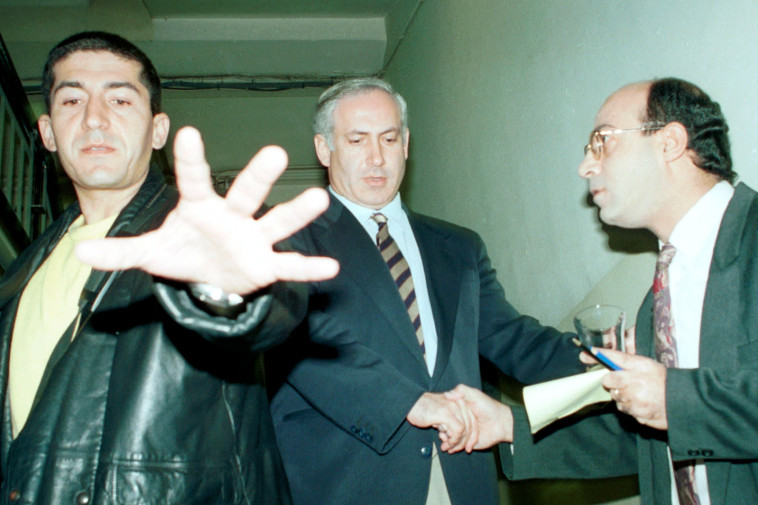 נתניהו עם העיתונאי אורי כהן-אהרונוב ז''ל (צילום: פלאש 90)