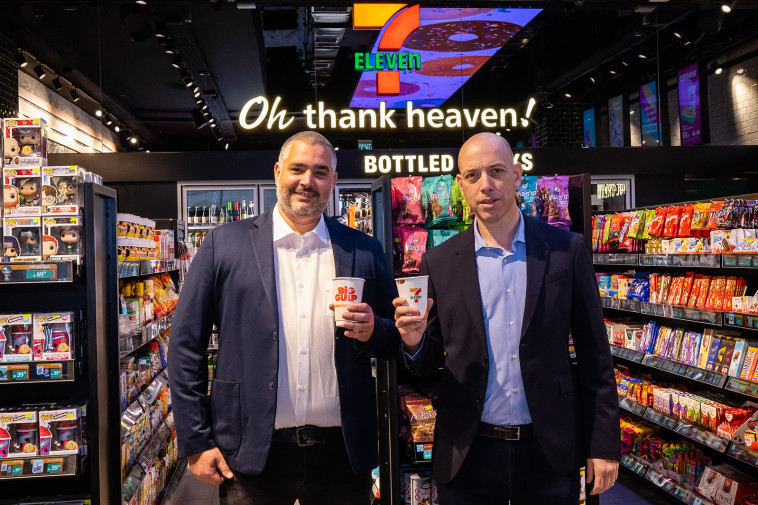 מימין צביקה שוימר, מנכ''ל אלקטרה מוצרי צריכה. משמאל אבינועם בן-מוחה, מנכ''ל סבן אילבן ישראל