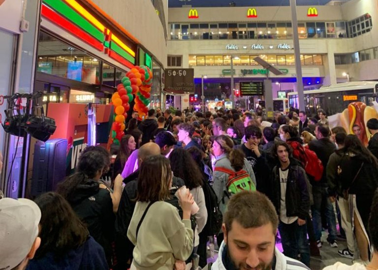 7eleven בדיזינגוף סנטר תל אביב. היסטריה