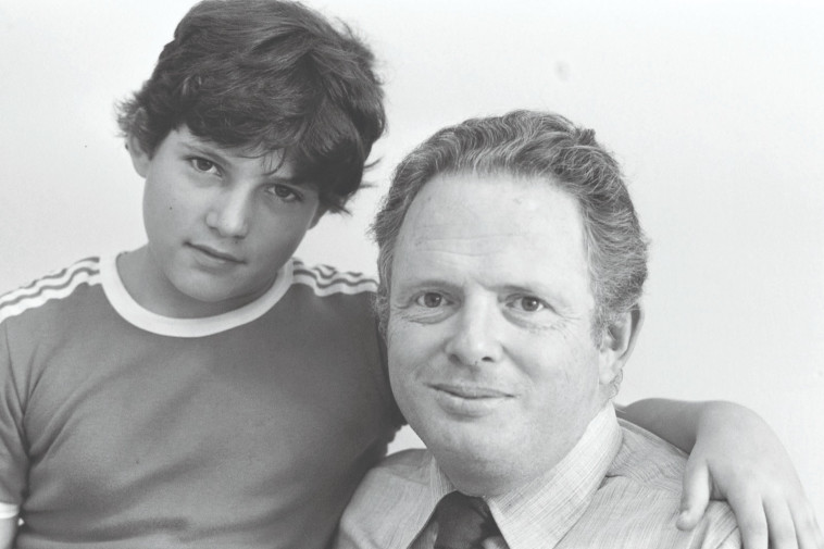 יאיר לפיד הצעיר עם אביו טומי