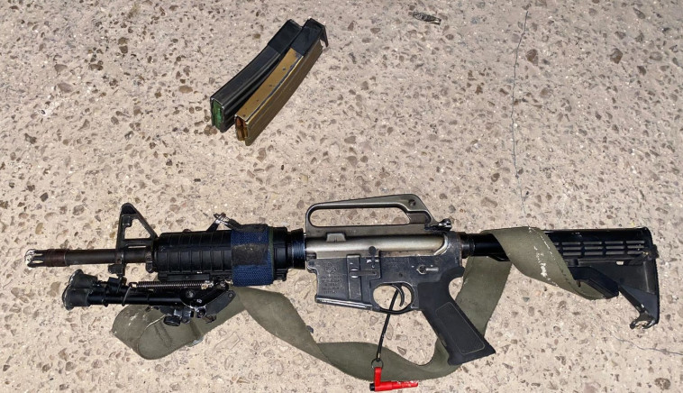 נשק מסוג M-16 שכוחות צה''ל איתרו לאחר חיסול המחבלים בסמוך לג'בע (צילום: דובר צה''ל)