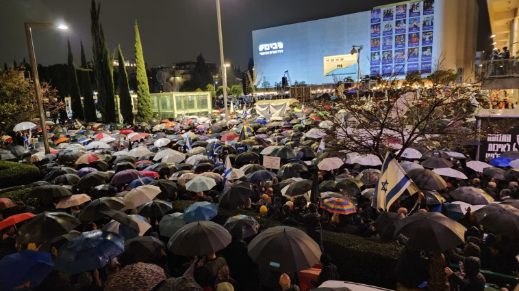 גשם שוטף עם תחילתה של ההפגנה בכיכר הבימה  (צילום: אלון חכמון)
