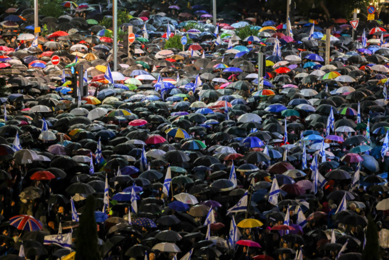 עשרות אלפים בהפגנה נגד הממשלה בתל אביב