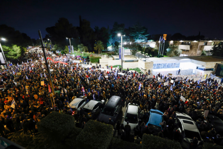 אלפים בהפגנה נגד הממשלה בירושלים, סמוך לבית הנשיא (צילום: אוליביה פיטוסי, פלאש 90)
