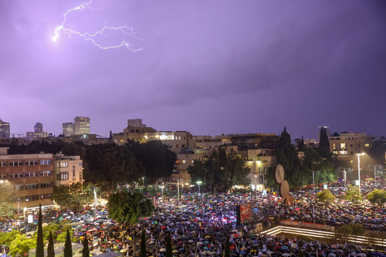 הפגנת הענק בכיכר הבימה  (צילום: Yonatan Sindel/Flash90)