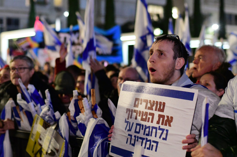 הפגנת ענק בכיכר הבימה בתל אביב (צילום: אבשלום ששוני)