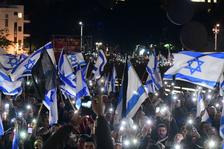 הפגנת ענק בכיכר הבימה בתל אביב