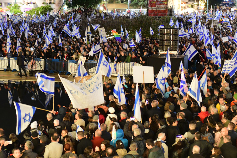 הפגנת ענק בכיכר הבימה בתל אביב (צילום: אבשלום ששוני)