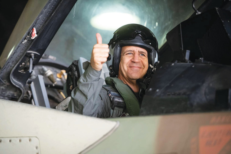 הרמטכ''ל במטוס סופה במהלך ביקור בטייסת 107