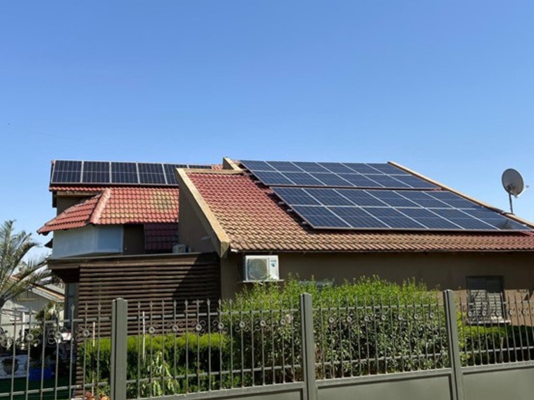  איך ניתן להרוויח ממערכת סולארית על גג הבית? (צילום: אנרפוינט מערכות סולאריות מבית כלמוביל)
