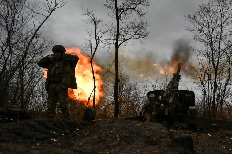 תותח מדגם הוביצר במלחמה באוקראינה (צילום: REUTERS/Stringer/File Photo)