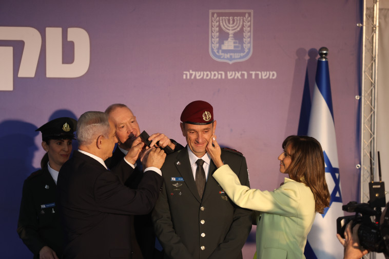 ראש הממשלה בנימין נתניהו ושר הביטחון יואב גלנט מעניקים את הדרגות לרמטכ''ל הנכנס הרצי הלוי
