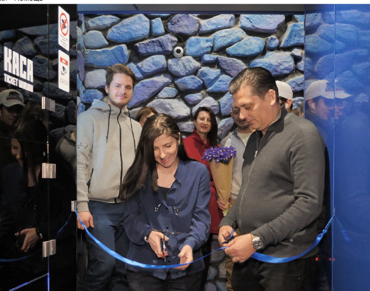 יאנה, שבהקמת המוזיאון הגשימה את חלומה, גוזרת את סרט חניכת המוזיאון בשנת 2018 ,כשלצידה בעלה אולכסנדר