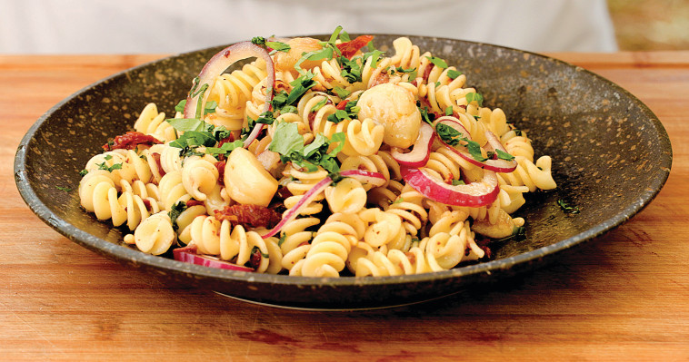 סלט פסטה עם עגבניות, זיתים ועשבי תיבול&nbsp;