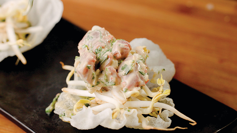 טרטר אסייתי על קרקר אורז