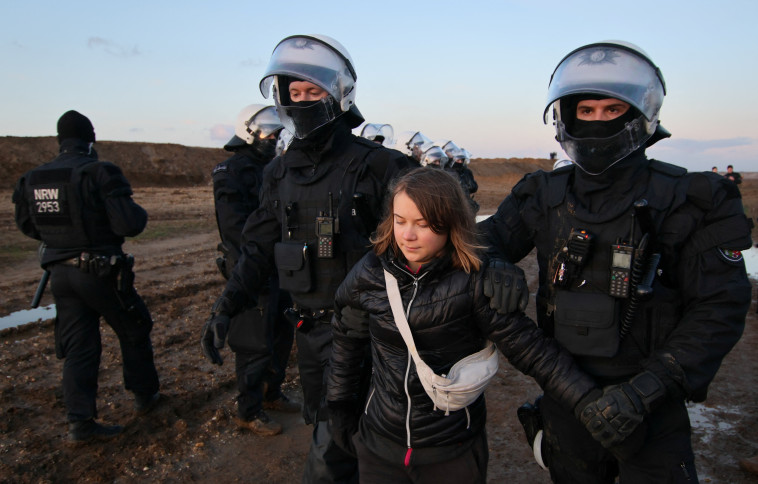  גרטה טונברג והשוטרים הגרמנים (צילום: REUTERS/Wolfgang Rattay)