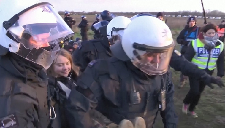 טונברג מופנה על ידי המשטרה הגרמנית