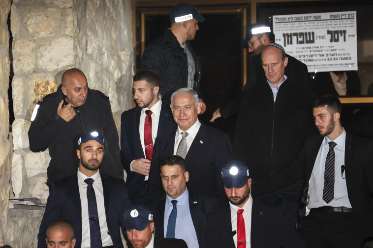 בנימין נתניהו בכניסה לביתו של דרעי