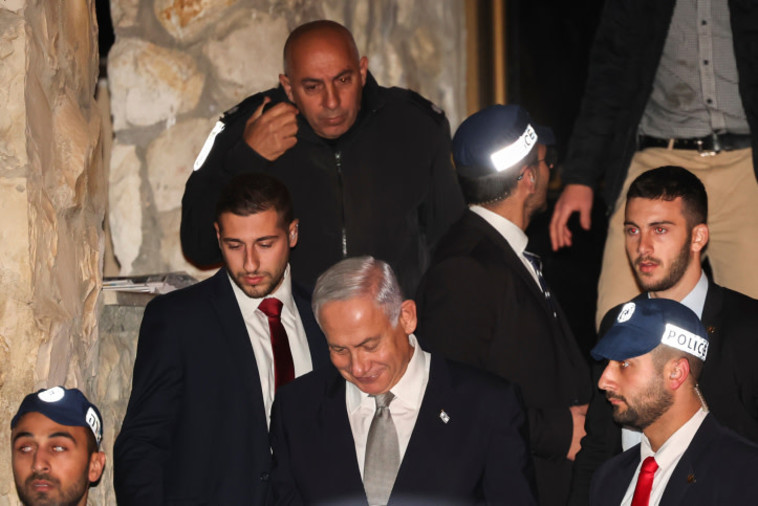 נתניהו ליד ביתו של דרעי 