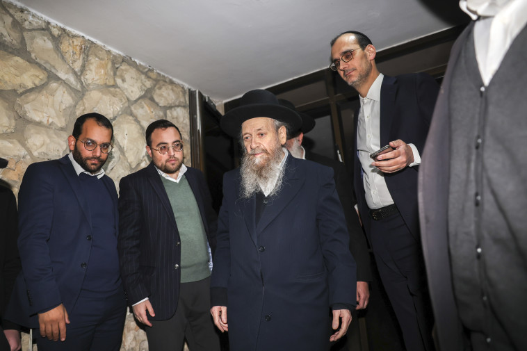 רבנים מגיעים לתמוך באריה דרעי