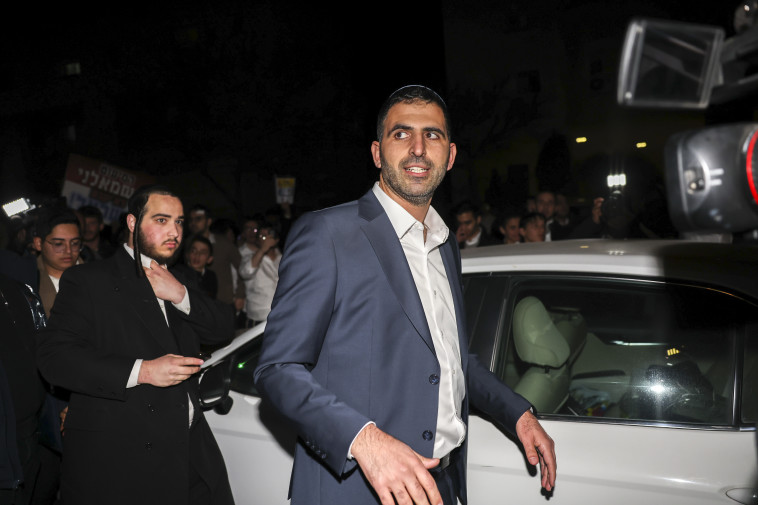 שלמה קרעי ליד ביתו של אריה דרעי