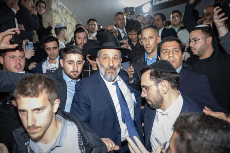 דרעי מחוץ לביתו