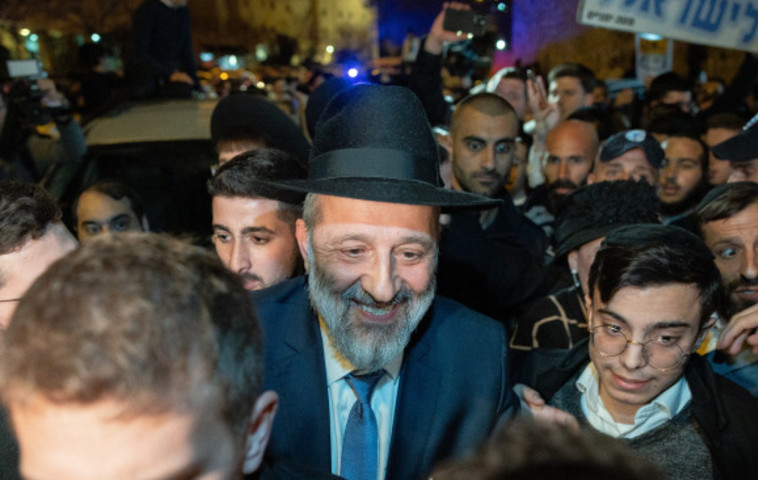 דרעי מחוץ לביתו