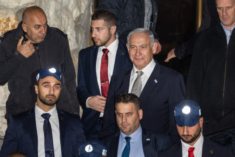 נתניהו מחוץ לביתו של דרעי 