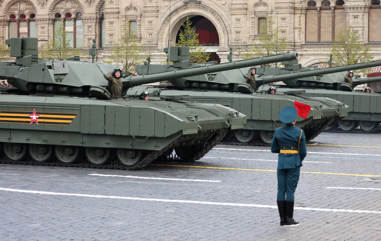 T-14 במהלך מצעד צבאי במוסקבה (צילום: רויטרס)