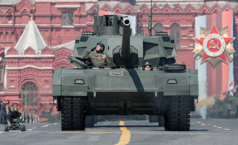 T-14 במהלך מצעד צבאי במוסקבה (צילום: רויטרס)