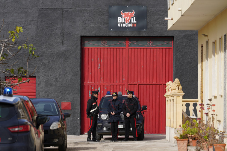 המשטרה האיטלקית לאחר מעצרו של מסינה דנארו (צילום: רויטרס)