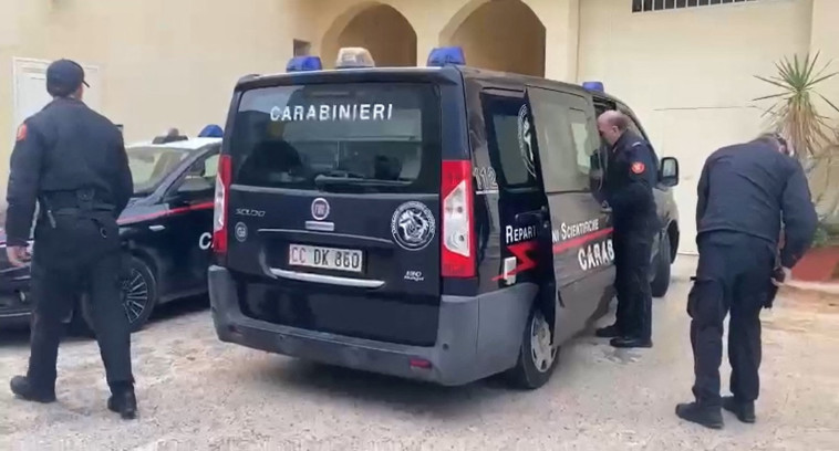 The Italian police near Messina Denaro's house (Photo: Reuters)