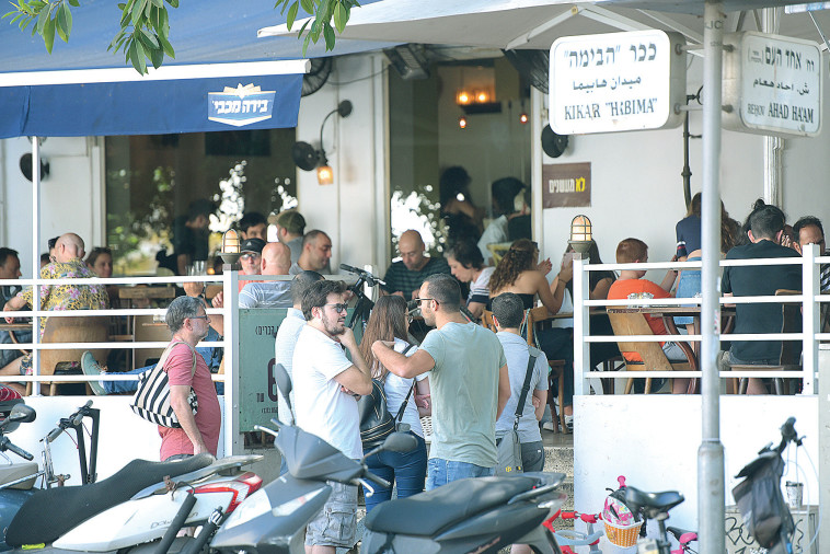 בית קפה בתל אביב, 2019 (למצולמים אין קשר לכתבה) (צילום: אבשלום ששוני)