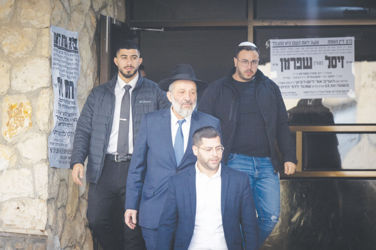 דרעי יוצא מביתו בירושלים לאחר פסק הדין