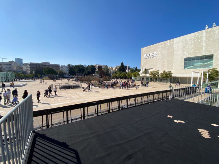 הכנות להפגנה בכיכר הבימה בתל אביב