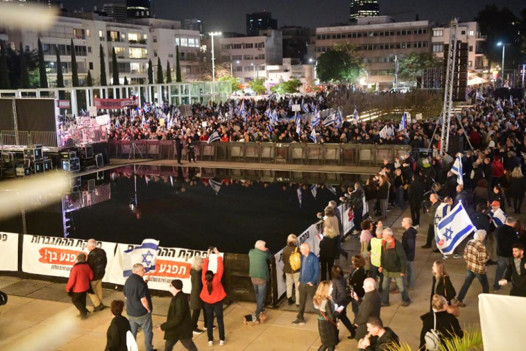 המחאה נגד הרפורמה המשפטית בכיכר הבימה בת''א