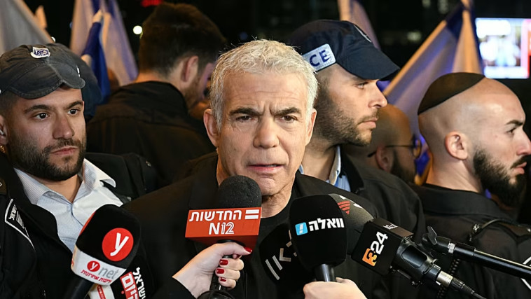 יאיר לפיד במחאה נגד הרפורמה המשפטית