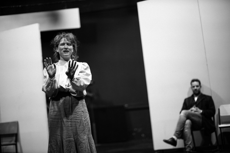 מחזה אנה קרנינה