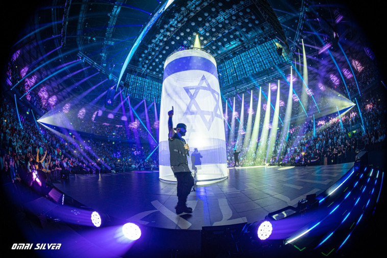 דגל ישראל עצום על הבמה (צילום: עומרי סילבר)