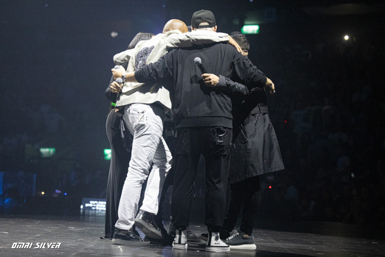 משפחת טאקט על במת היכל מנורה