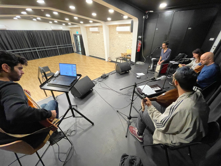 סדנת המוסיקה של שכונת התקווה בחזרות למופע