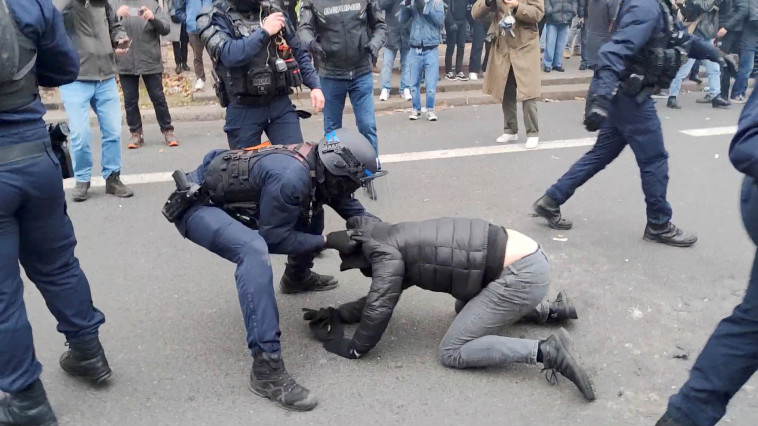 הרופאים קטעו את אחד מאשכיו בגלל קטטה עם שוטרים