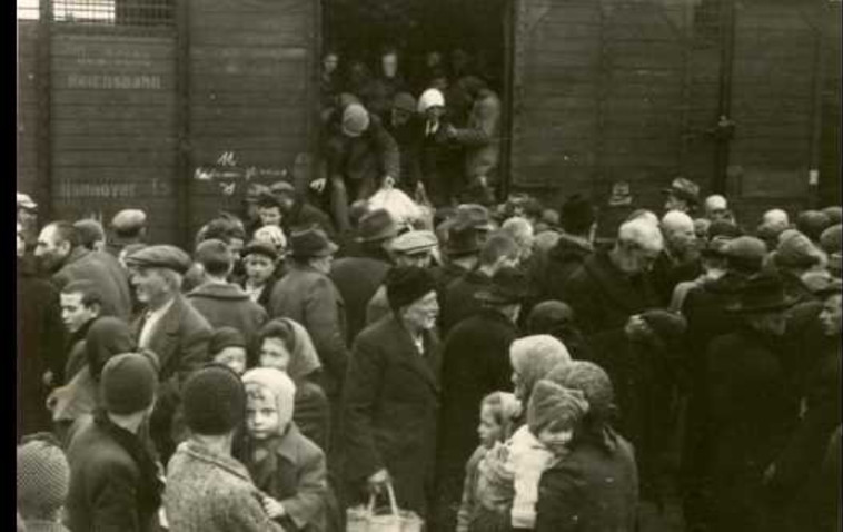 יהודים מורדים מהרכבת באושוויץ. השבוע מציין העולם את יום השואה הבינלאומי