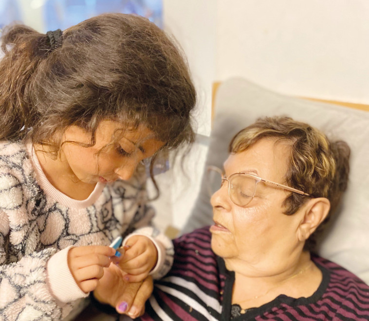 סבתא הדסה והנכדה עמית