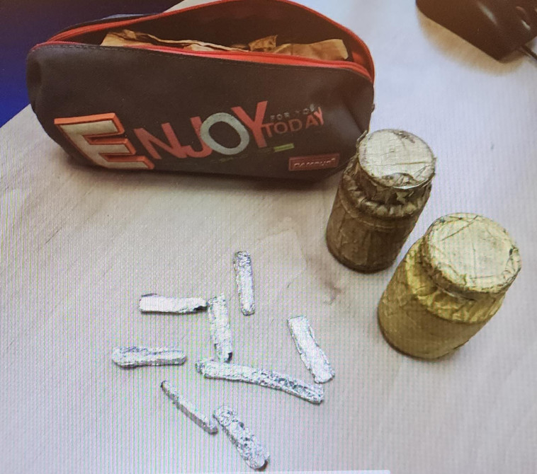 הקלמר שנתפס ברשות הקטין והכיל חומר החשוד כסם