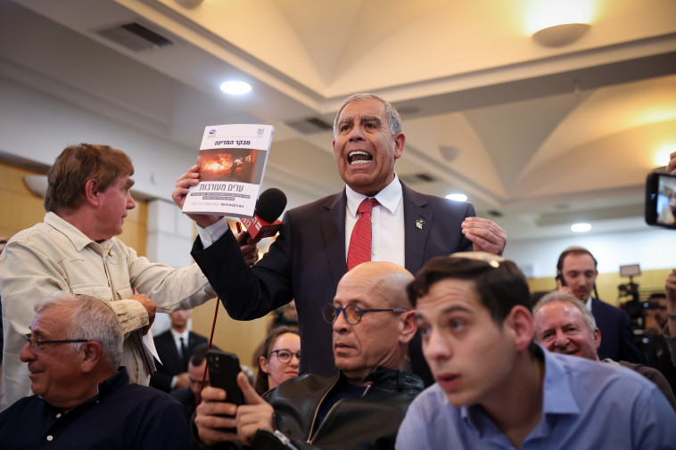 מיקי לוי מתפרץ במסיבת העיתונאים