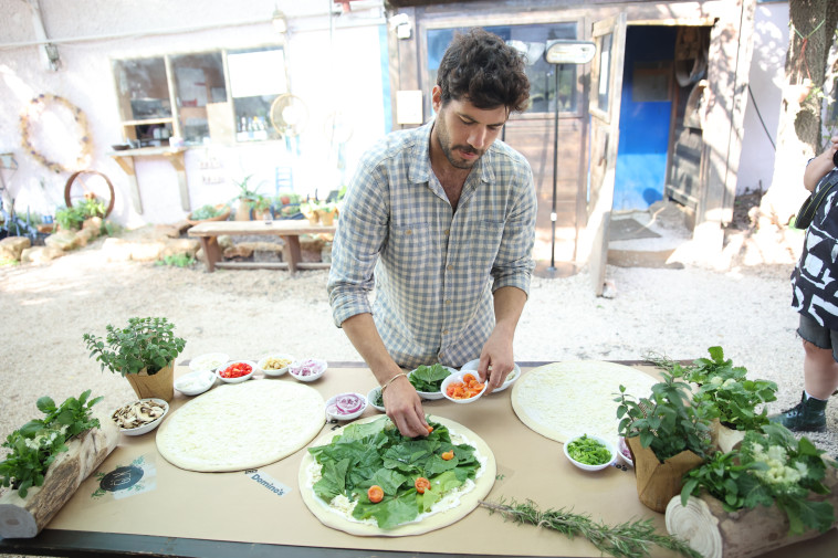 הלל גרדי בפעולה. מרכיב את פיצת פרא הירוקה