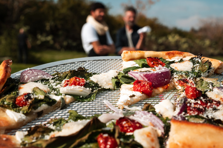 בצילומי הקמפיין לפיצות פרא של דומינוס עם מאור כהן