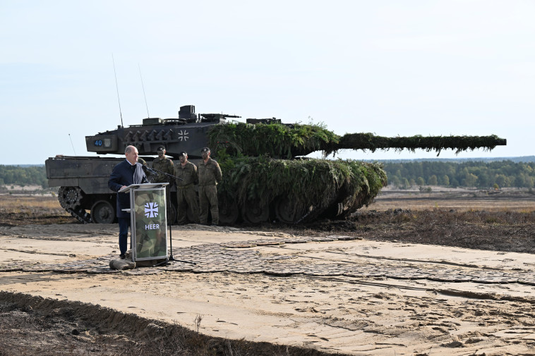 קנצלר גרמניה אולף שולץ וברקע טנק מדגם ''לאופרד 2'' (צילום: gettyimages)